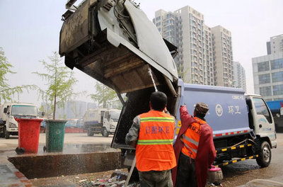 城市環(huán)衛(wèi)與工程保障 壓縮式垃圾車、高空作業(yè)車與灑水車的協(xié)同作用